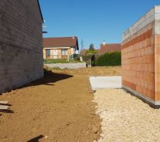Vue de l'allée menant à la porte d'entrée principale.