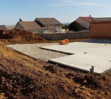 Vue globale du terrain avec le terrassement terminé et le toit du garage posé. (côté nord-est)