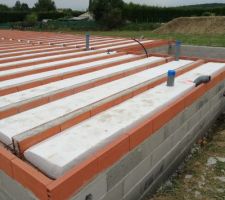 Plancher avec les évacuations