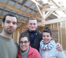 L'équipe pour la premiere couche des murs périphériques
