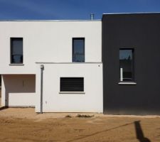 Évacuation de la terre excédentaire et mise en place de graviers en périphérie de la maison, ainsi qu'au niveau de la terrasse