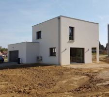 Évacuation de la terre excédentaire et mise en place de graviers en périphérie de la maison, ainsi qu'au niveau de la terrasse