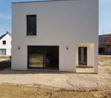 Évacuation de la terre excédentaire et mise en place de graviers en périphérie de la maison, ainsi qu'au niveau de la terrasse