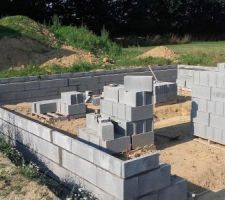 Bah l&agrave; on peut dire que &ccedil;a &agrave; largement eu le temps de s&eacute;cher !!!! Fondation faite le 30 avril, et le chantier reprend le 14 juillet !!