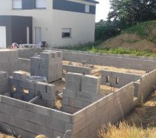 Tous les rangs du vide sanitaire sont faits et les planelles également.