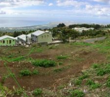 Photo panoramique prise depuis la partie haute du terrain.
