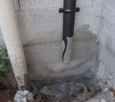 Enduit de soubassement sur la descente en zinc...