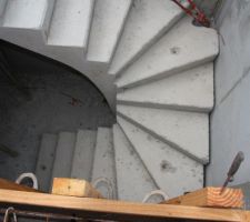 Mise en place de l'escalier d?accès sous-sol/rez de chaussé