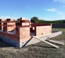 ça monte ça monte. Façade ouest avec l'emplacement de la porte extérieure du cellier