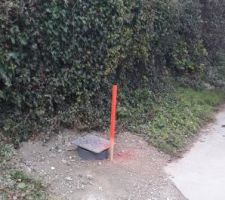Le syndicat des eaux a reccordé le terrain (assainissment des eaux usées, et arrivée d'eau)
vue depuis la route