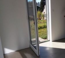 Première couche de cire sur le béton