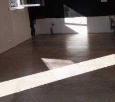 Première couche de cire sur le béton