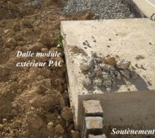 Petit soutènement en palis d'ardoise et drain agricole/delta MS le long du muret de soutènement.