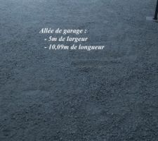 Allée de garage graviers.