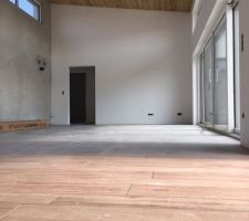 Carrelage bois et béton, à nettoyer encore ... car pas fini