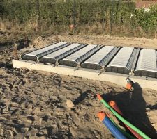 Installation des hourdis et évacuations avant le coulage de la dalle.