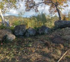 Nettoyage de nos rochers, et du dolmen. Pouah l'boulot !!!