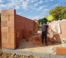 Bonne surprise!!! Les maçons attaque l'élévation des murs.