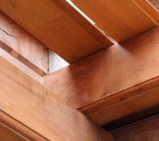 Faux plafond plat avec poutres apparentes
