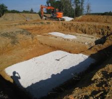 Terrassement : Finition des fouilles en rigoles + mise en place de gravillons sur la partie habitation
