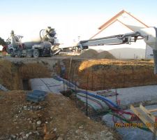 Arrivée et mise en place de la toupie pour le coulage du béton de fondation.
Béton C25-30