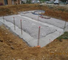 Coulage du béton pour les fondations fini et implantation maison à la bombe orange