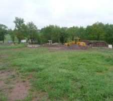 Voila notre terrain tr&egrave;s bien situ&eacute; plein sud,&agrave; la campagne mais aux portes de la ville!