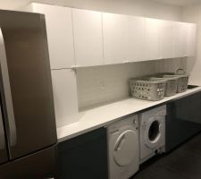 Cellier/buanderie, faïence métro terminée !
En attendant le changement de sèche linge et lave linge !
