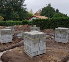 Parpaings en attente d'être posés ;-)