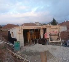 Le sous-sol et le garage sont mont&eacute;s. Vous voyez que mon conjoint s'est occup&eacute; de l'&eacute;coulement de l'eau.