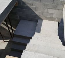 D&eacute;coffrage des c&ocirc;t&eacute;s de l'escalier principal