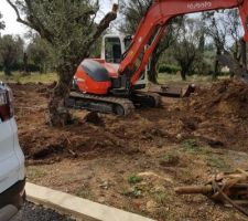 La pelleteuse est enfin à l'oeuvre sur le terrain
