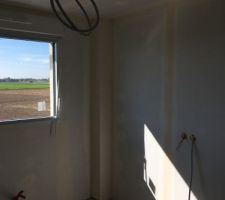 Les enduits sont bientôt finis.... encore une journée de boulot ! Prochaine étape la chape :-)