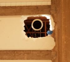 Trou entre rdc et &eacute;tage pour laiss&eacute; passer le conduit de chemin&eacute;e