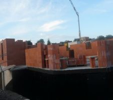 C'est de la brique monomur et les maçons font un travail très efficace, ça monte vite.