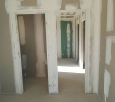 Vue de l'intérieur - Vers les toilettes et la chambre RDC