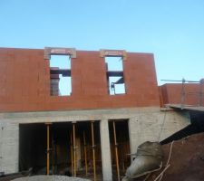 Le devant de la maison, c&ocirc;t&eacute; garage.