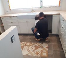 Cuisine travail perso mix caisson IKEA /bois brut hévéa / évier récup