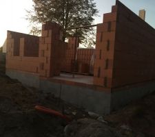 Élévation des murs le 04/10/18 , 3 jours après l?ecoule ment de la dalle , ça avance rapide