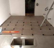 Début pose du carrelage pièce une du sous-sol