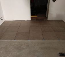 Début pose du carrelage pièce une du sous-sol