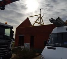 Ca y est enfin. Après 3 semaines d'arrêt reprise des travaux avec charpente. Ici pose ferme réalisée en atelier