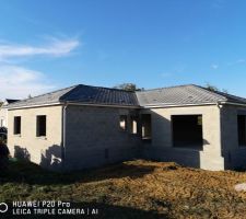 Toiture terminée. La maison est enfin hors d'eau. Bientôt la pose des menuiseries.