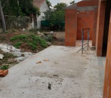 Terrasse avec vu sur la porte fenetre du garage .