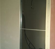 Placo fixé sur système de la porte coulissante