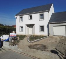 Mise en place des pavés, gaines de portail et base de pilier avant coulage du béton désactivé.