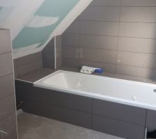 La faïence de la salle de bain des garçons est en cours...