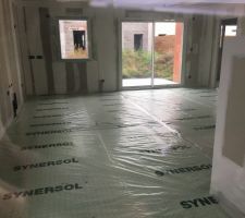 Surprise l?isolation des sols ce jour!!!
 Le responsable technique nous a dit que demain c?&eacute;tait la pause des serpentins concernant le chauffage au sol et que vendredi la chape allait &ecirc;tre coul&eacute;e....