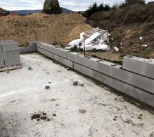 Livraison des agglo à j+6 après coullage de la dalle...
