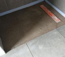 Manque plus quà poser le carrelage (le même que le sol mais en anti-dérapant)
